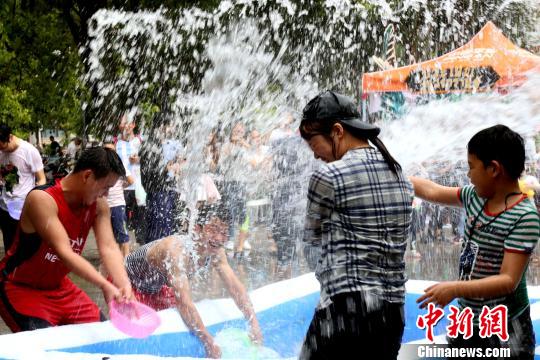 图为各国学生泼水嬉戏,尽情享受泼水节乐趣。 邓惠文 摄