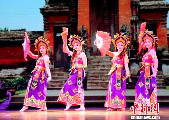 图为东盟留学生表演本国特色舞蹈。 邓惠文 摄