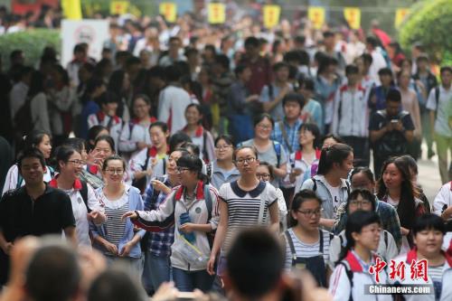 　　资料图：2016年6月9日下午，大批考生从南京一处高考考点内轻松走出。中新社记者 泱波 摄