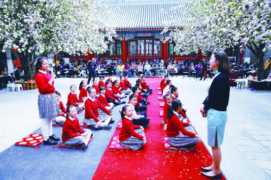 小学生在上传统文化课。摄/通讯员 周良