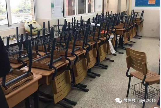 图为此前媒体拍摄的南京外国语学校的高三教室,基本都空了,因为大部分学生都已保送或被海外学校录取。