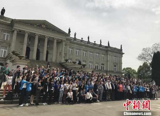 &nbsp;&nbsp;&nbsp;&nbsp;与会各国的青年代表合影。　傅煜　摄