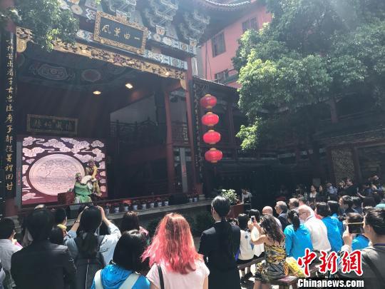 青年代表在火宫殿观看戏曲表演。　傅煜 摄