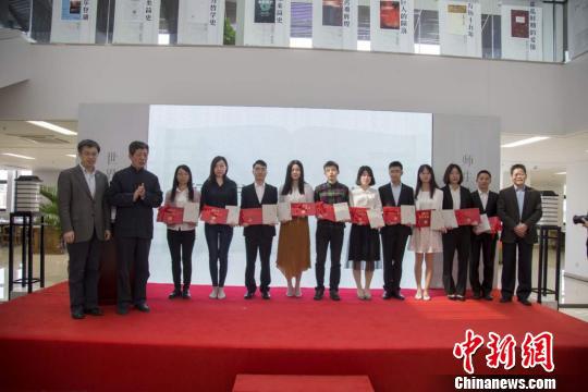 &nbsp;&nbsp;&nbsp;&nbsp;在“世界读书日”到来之际，清华大学今日颁出由杨绛、钱钟书稿酬设立的“好读书”奖学金。　张宇　摄