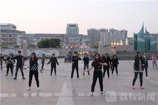 淮安多名大学生街头上演快闪