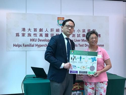 梁女士（右）使用新药后，坏胆固醇降低6成 大公报记者孙凌奕摄