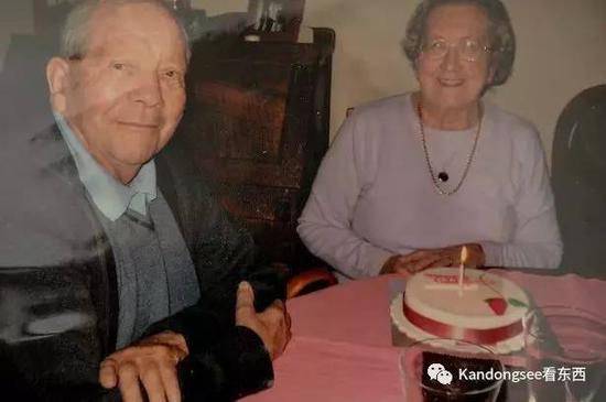 (乔治80岁生日照片)