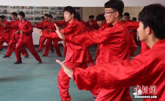 资料图：河北深州中小学推广练习形意拳。中新社记者 任海霞 摄