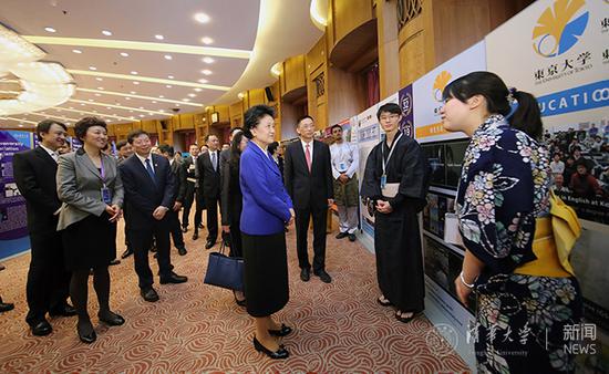 刘延东参观亚洲大学联盟高等教育展。 常志东 摄