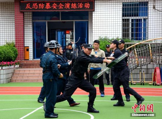 4月13日,为深入开展第22个“全国中小学安全教育日”和第10个“福建省学校安全教育周”活动,有效预防幼儿园暴力事件的发生,及时处置危及师幼安全的各类事件,福建省龙岩市直机关幼儿园邀请龙岩特警进园开展反恐防暴演练活动,从而提升幼儿园安全演练活动的组织和管理,培养全体老师遇到突发事件时的应急应变能力。张金川 摄