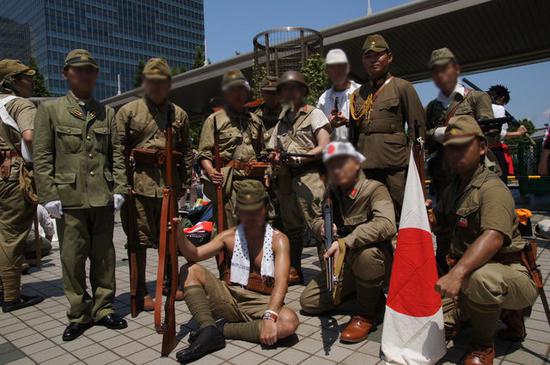 (图为“角色扮演”的日本年轻人身着日本军服)
