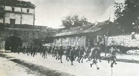 (图为“卢沟桥事变”中，驻守宛平县城的中国军队出城抗击日军)