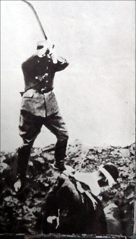 (图为日军残杀中国人民)