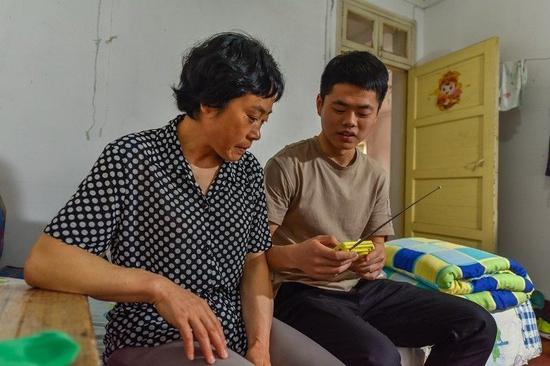 　　怕母亲无聊，吴步晨给母亲买了收音机收听她爱听的相声节目。陈飞摄