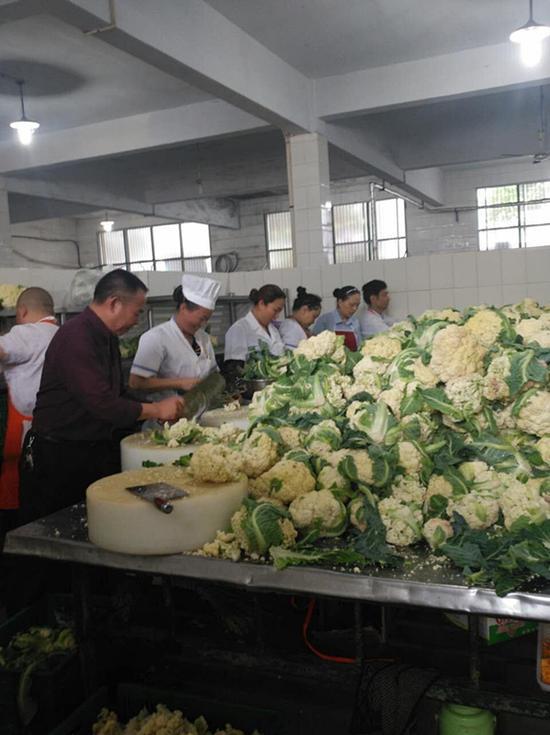 高校食堂请学生免费吃花菜