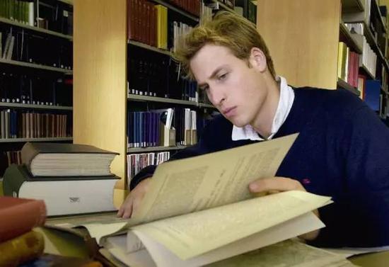 威廉王子在圣安德鲁斯大学图书馆学习