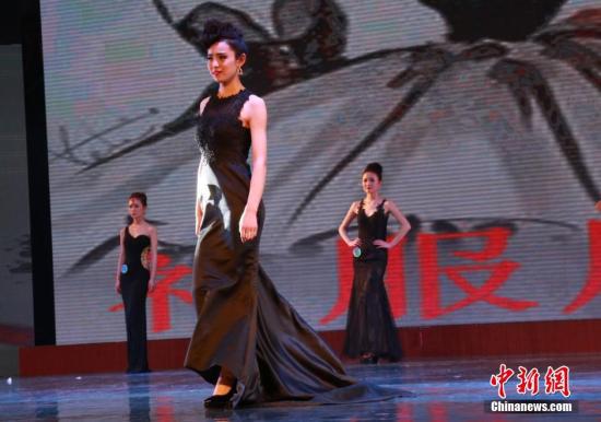 资料图:甘肃各地中职院校的30多名学生身着礼服走秀。 刘玉桃 摄