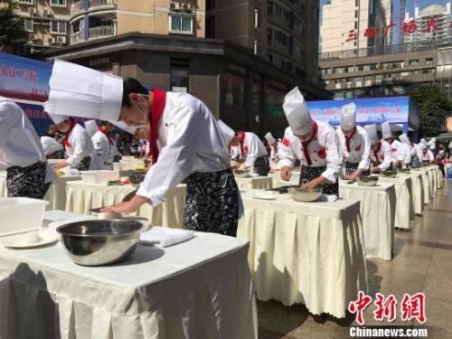 图为重庆一技工院校学生展示自己所学厨技。　钟旖 摄