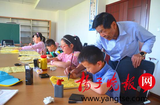 教孩子学习书法 高晓平 摄