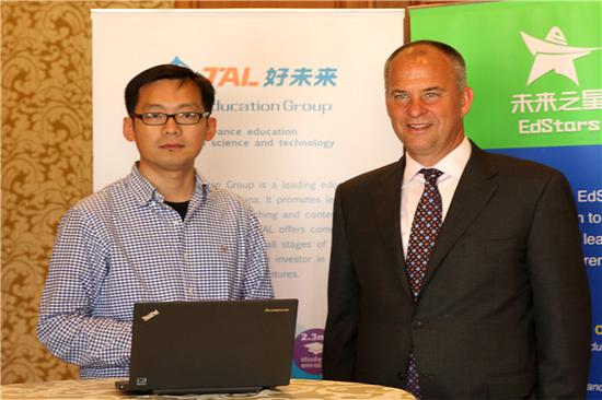 好未来CTO黄琰向GSV创始人迈克尔▪莫伊展示人脸识别技术