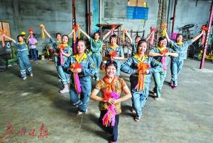 邓老师指导环卫女工排练《好日子》。