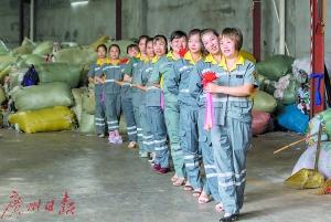 环卫女工在练舞。