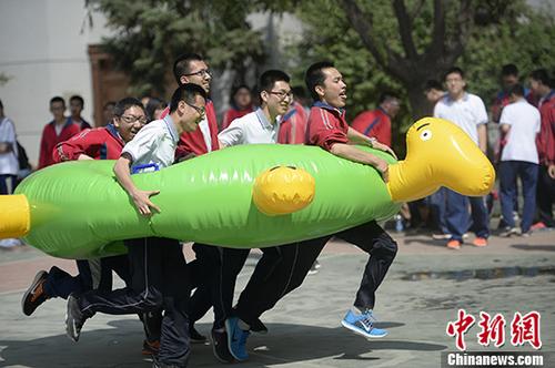 高三学生参与“龟兔赛跑”比赛。 中新社记者 刘文华 摄