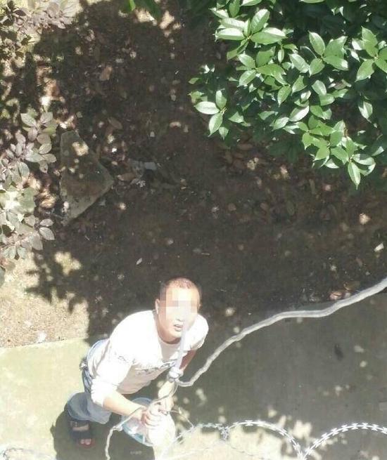 　　放置完毕，小哥提醒女生可以往上拉绳索了。