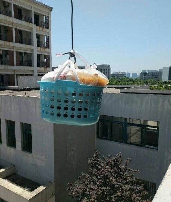 　　小篮子里装得满满当当。