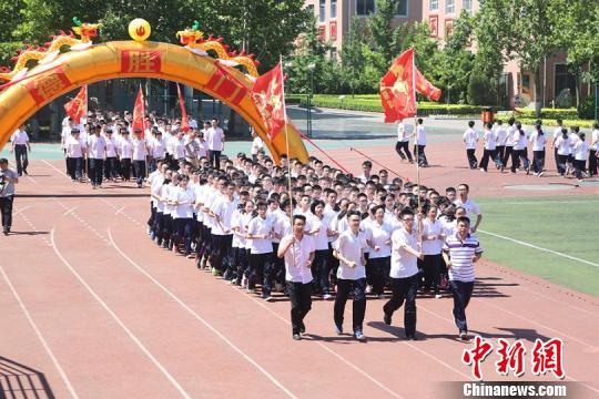 图为高三学子走过“德胜门”。　衡水二中提供 摄