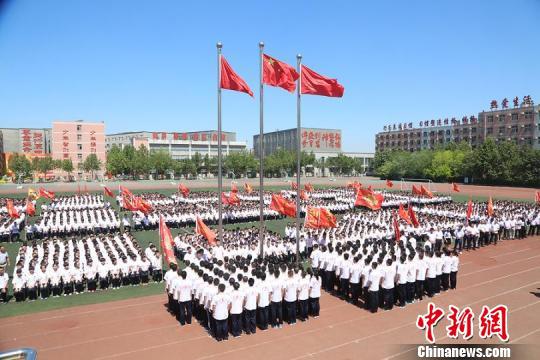 图为河北衡水二中2017高考出征壮行仪式现场。　衡水二中提供 摄