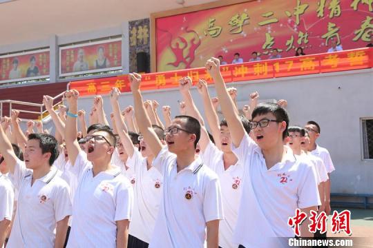 图为高三学子宣誓。 衡水二中提供 摄 图为高三学子宣誓。 衡水二中提供 摄