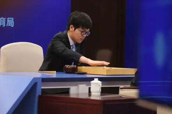 [导语：不管是围棋界还是科技界，基本已经达成人类不再是AI对手的共识。]