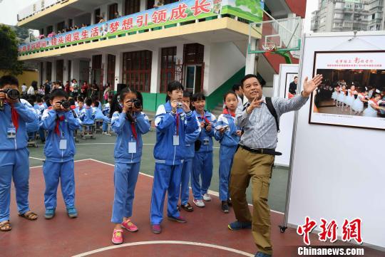 福建屏南摄影希望小学学生获赠摄影相机