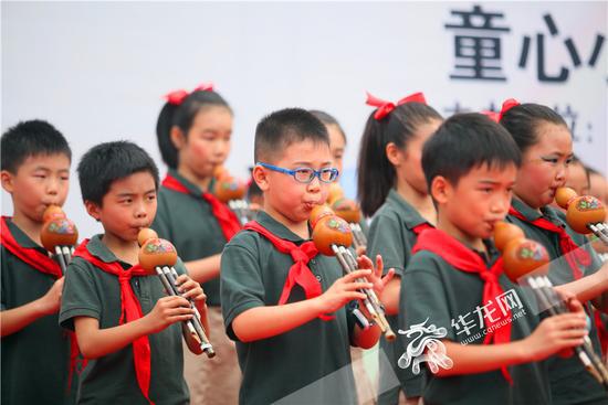 童心小学六一儿童节变才艺秀 班班精彩大不同