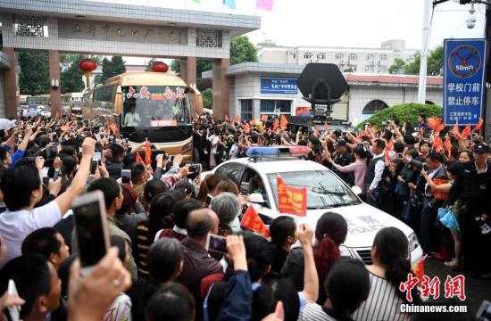 6月5日上午，安徽毛坦厂中学考生出发，万余民众冒雨相送。8时08分，28辆大巴车从毛坦厂校园缓缓开出，毛坦厂镇过万民众夹道欢送。 中新社记者 韩苏原 摄