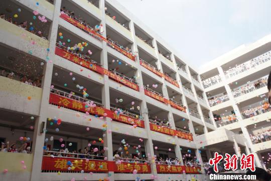 6月4日，广西柳州市柳江中学为高三学生举行”祝福高三”活动，高一、高二学生以“喊楼”、放飞解压气球、制作祝福展板等形式，为高三学子助威。　戴凝宁　摄