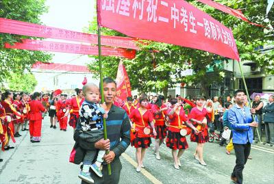     一名幼儿也加入了送考队伍      记者李永刚 摄