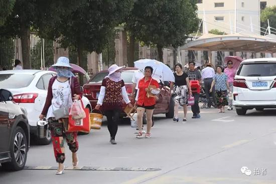 6月2日，毛中东门外，来学校送晚餐的家长们。在学校东侧和北侧的四个大门周边的空地上，每天一到中午和傍晚，就会有数千陪读家长提着自己做的饭菜在此等候。