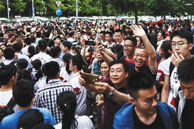 昨日，人大附中考点，家长们高兴地迎接走出考场的孩子。新京报记者 浦峰 摄