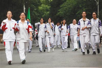 昨日，人大附中考点，考生们高兴地走出考场。当日，高考结束。新京报记者 浦峰 摄