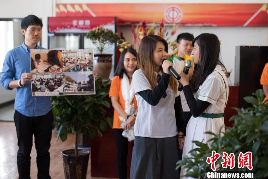 图为6月9日，香港青少年代表团成员通过情景剧向藏医学院学生介绍香港学生学习情况。　何蓬磊 摄