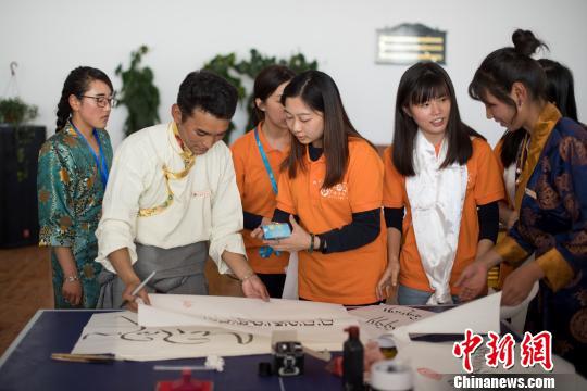 图为6月9日，香港青少年代表团成员与西藏藏医学院学生一同书写藏文。　何蓬磊 摄