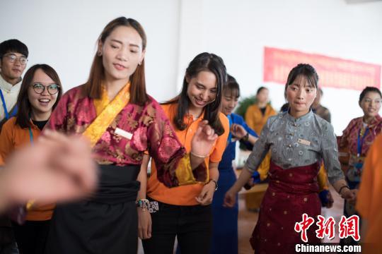 图为6月9日，香港青少年代表团成员与西藏藏医学院学生共跳锅庄。　何蓬磊 摄