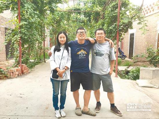　　徐笙竣（中）与大陆友人郑众（右）伉俪摄于吐鲁番的旅馆门口葡萄藤下。（图片取自台媒）