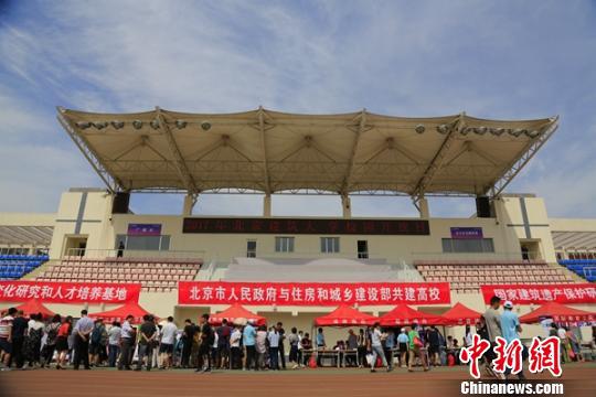 6月10日,清华大学、北京大学、北京建筑大学等近60所北京地区本科高校举行高招咨询现场会。 杜燕 摄 6月10日,清华大学、北京大学、北京建筑大学等近60所北京地区本科高校举行高招咨询现场会。 杜燕 摄