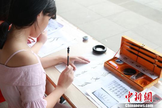 图为江西理工大学一女生在练习女书。　宋欣 摄