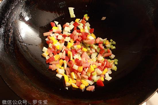 炒锅放少许油，烧热后先下所有蔬菜粒大火炒半分钟