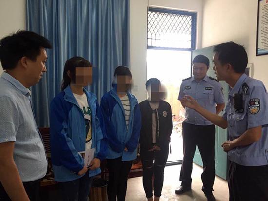 图为民警对三名女孩进行教育