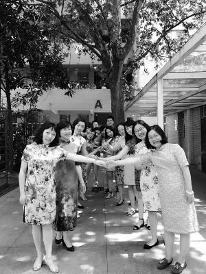 南外初三老师穿旗袍送祝福 网友供图
